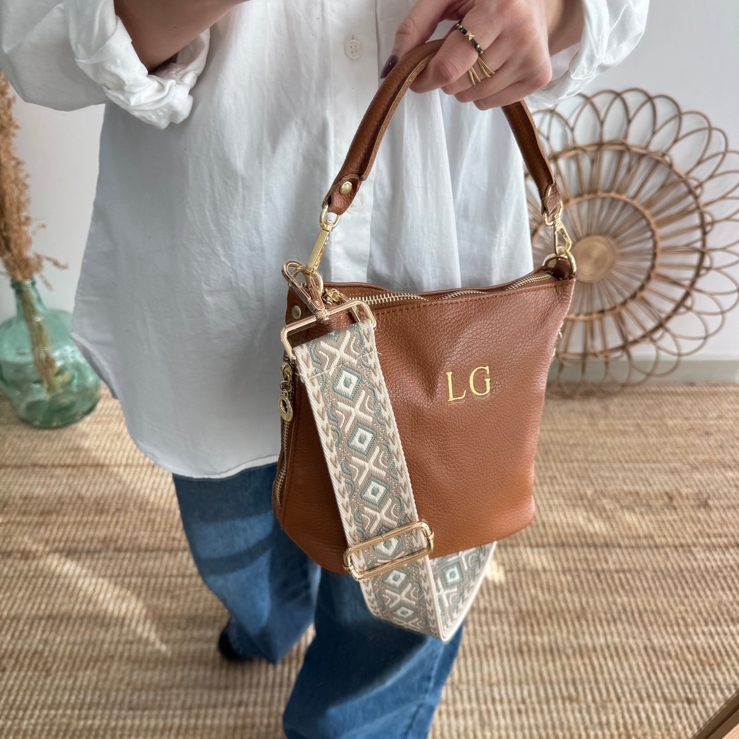 Bolso cremalleras piel camel iniciales bordadas