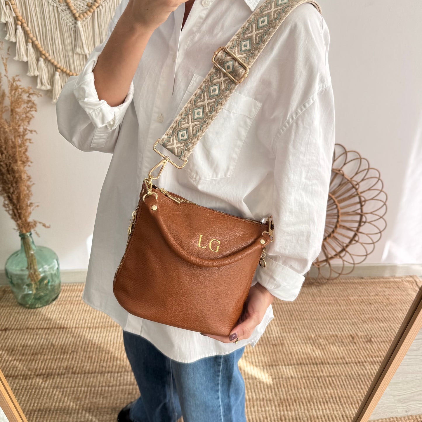 Bolso cremalleras piel camel iniciales bordadas