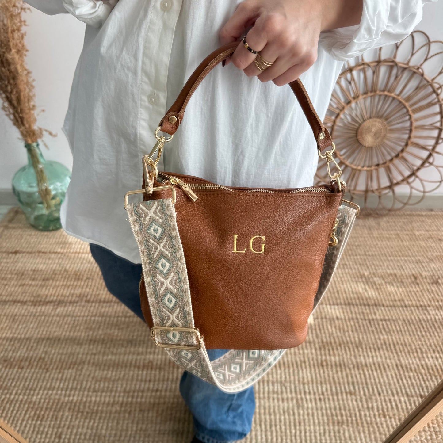 Bolso cremalleras piel camel iniciales bordadas