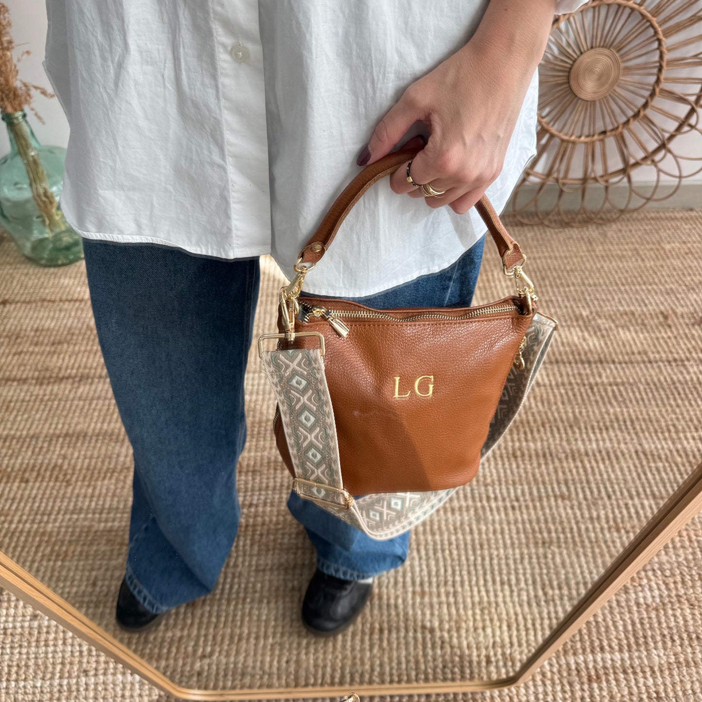 Bolso cremalleras piel camel iniciales bordadas