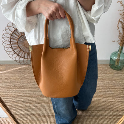 Bolso bucket asas rígidas camel