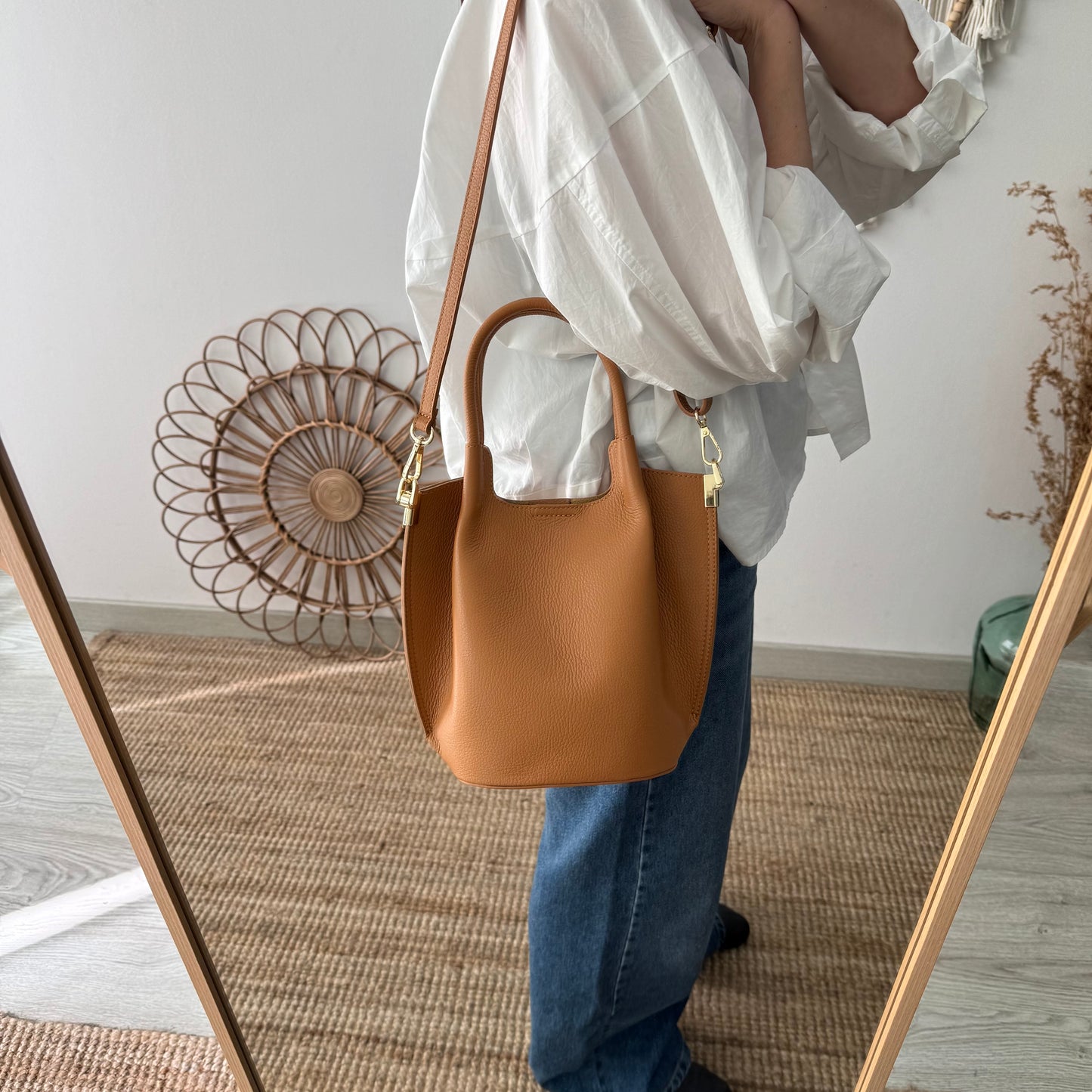 Bolso bucket asas rígidas camel