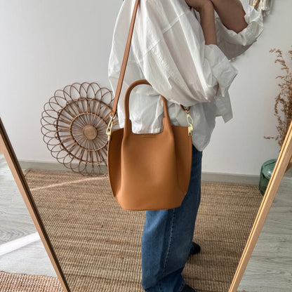 Bolso bucket asas rígidas camel