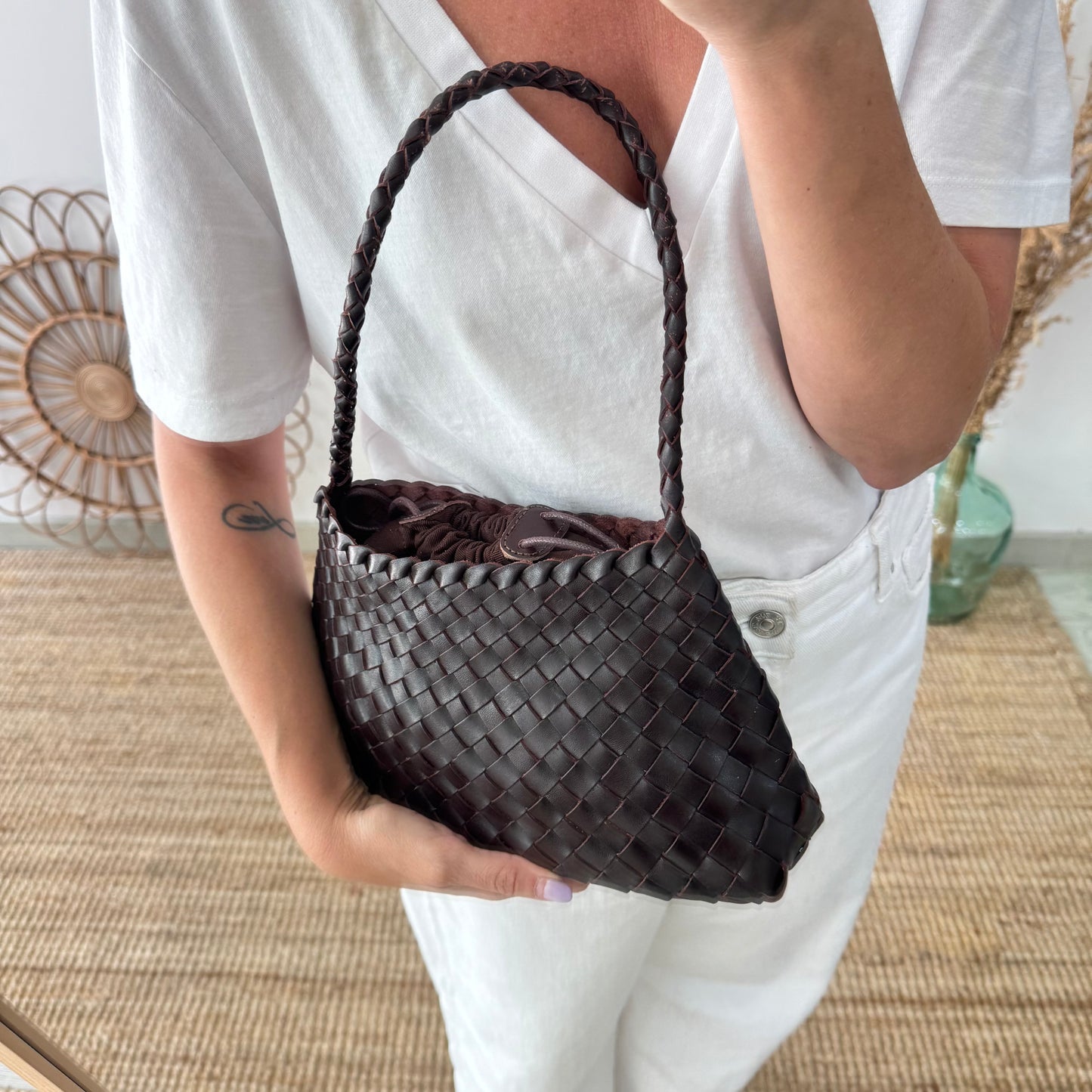 Bolso de piel trenzada trapecio pequeño marrón