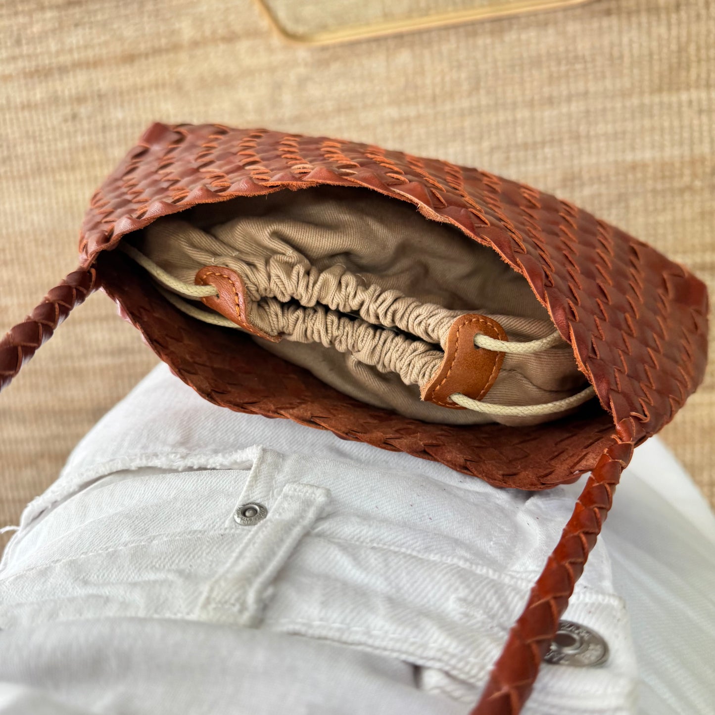 Bolso de piel trenzada trapecio pequeño camel