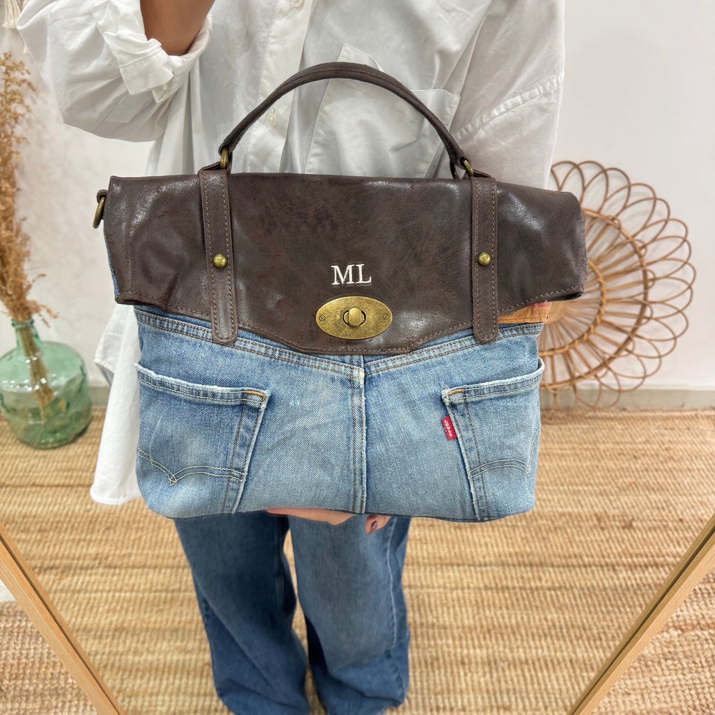 Bolso combinado denim/piel marrón iniciales bordadas