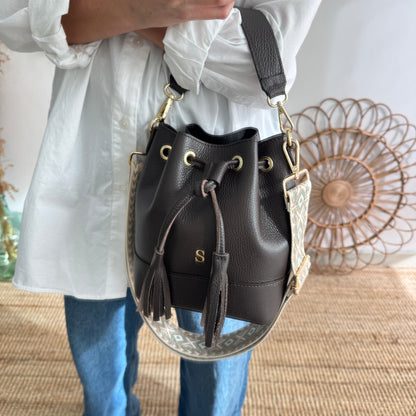 Bolso bucket piel marrón pompón iniciales bordadas