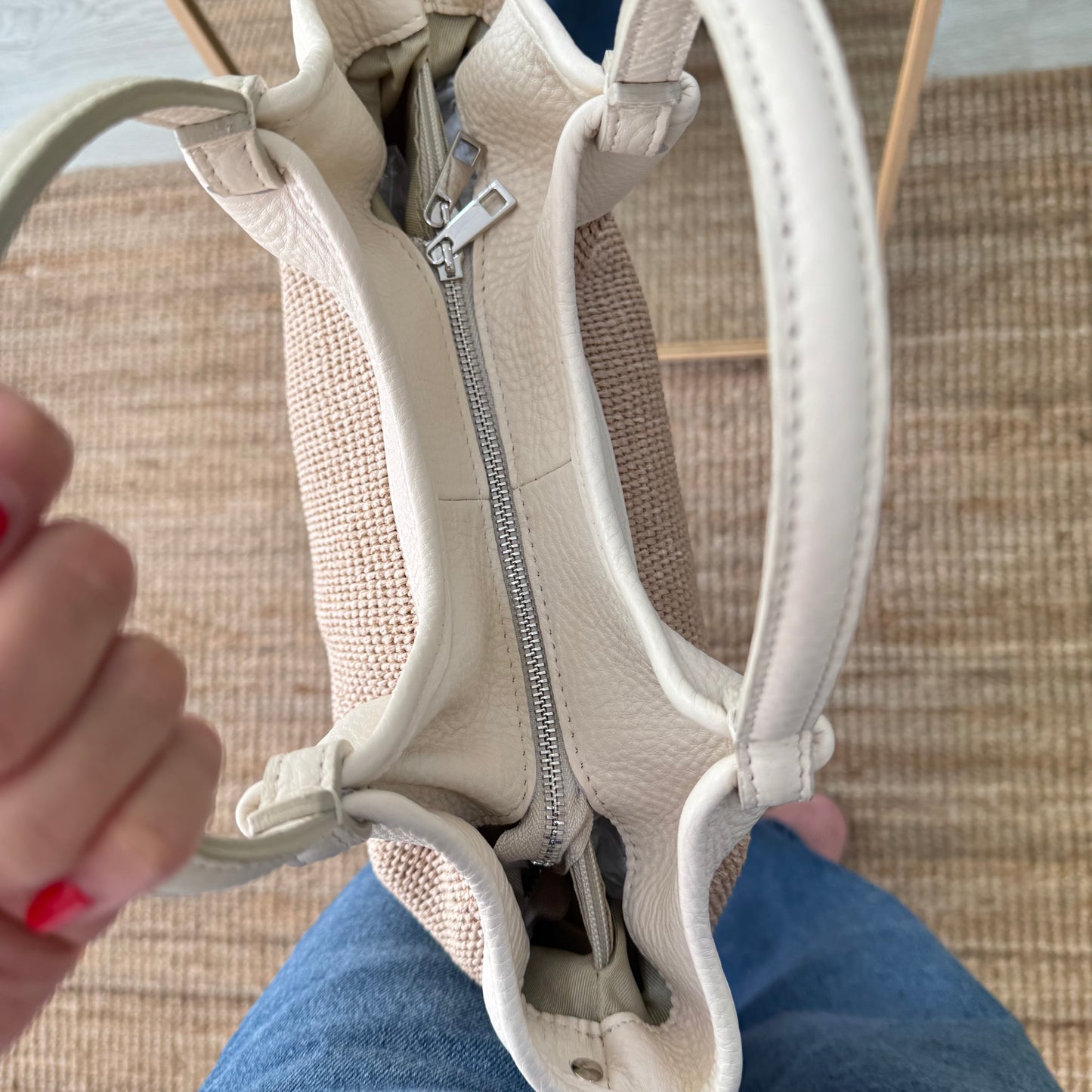 Bolso saca mediana beige piel y rafia