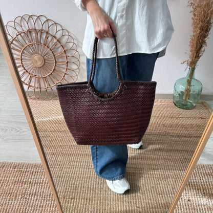 Capazo de piel trenzada marrón