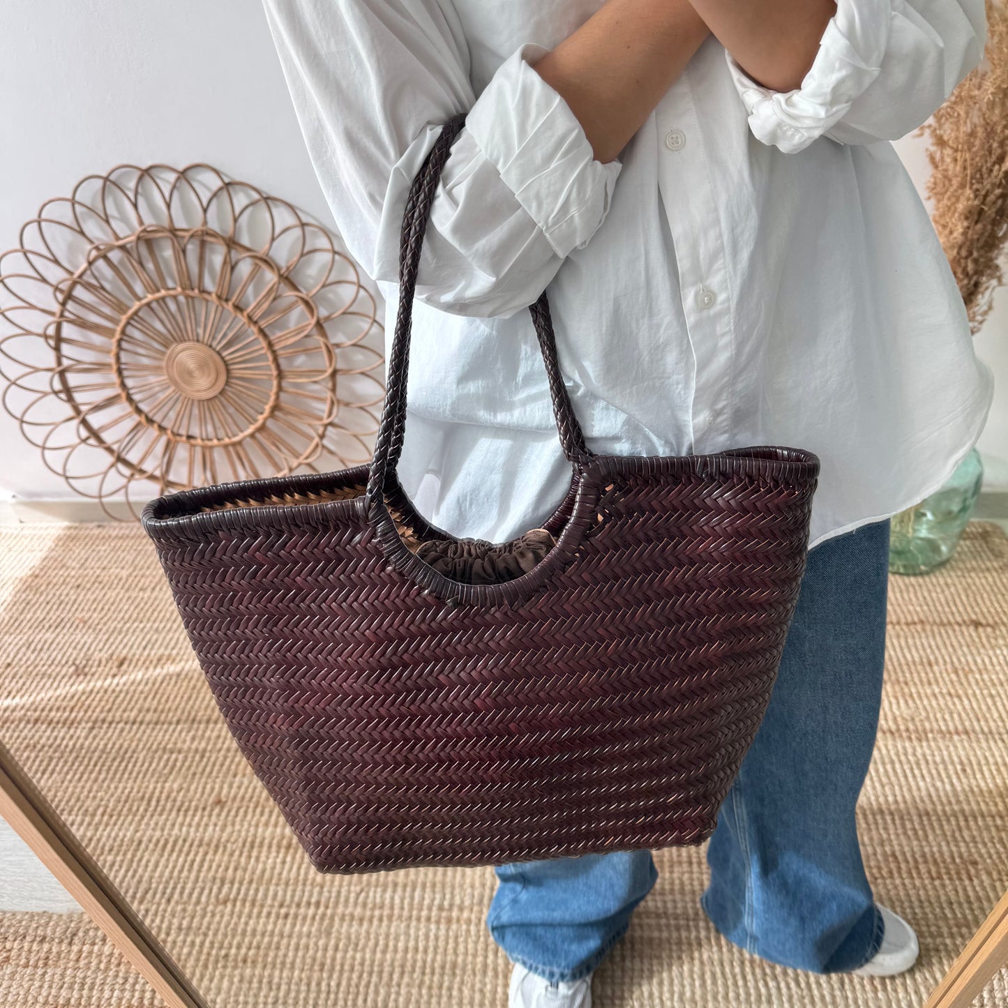 Capazo de piel trenzada marrón