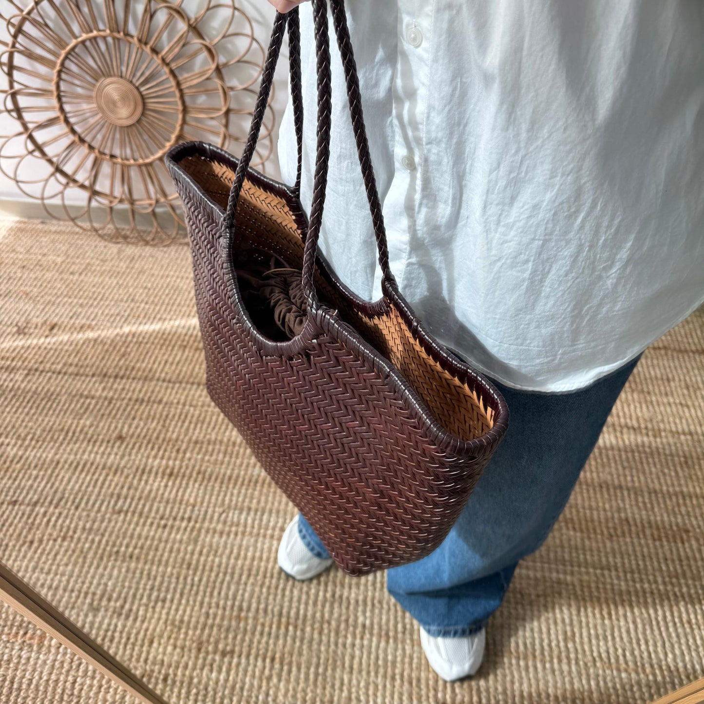 Capazo de piel trenzada marrón