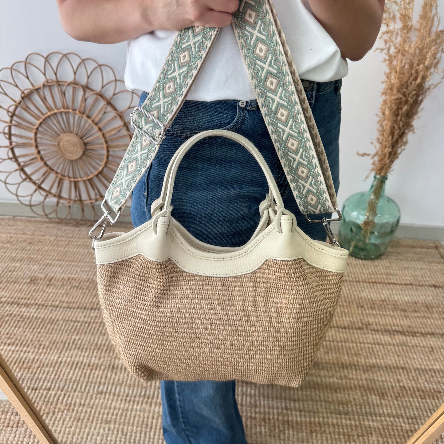 Bolso saca mediana beige piel y rafia