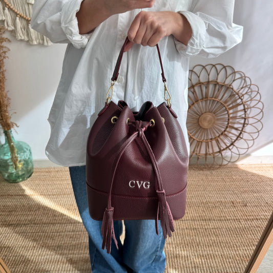 Bolso bucket piel granate grande pompón iniciales bordadas