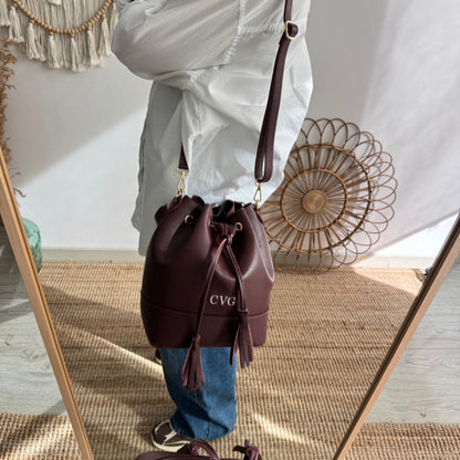 Bolso bucket piel granate grande pompón iniciales bordadas