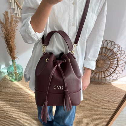 Bolso bucket piel granate grande pompón iniciales bordadas