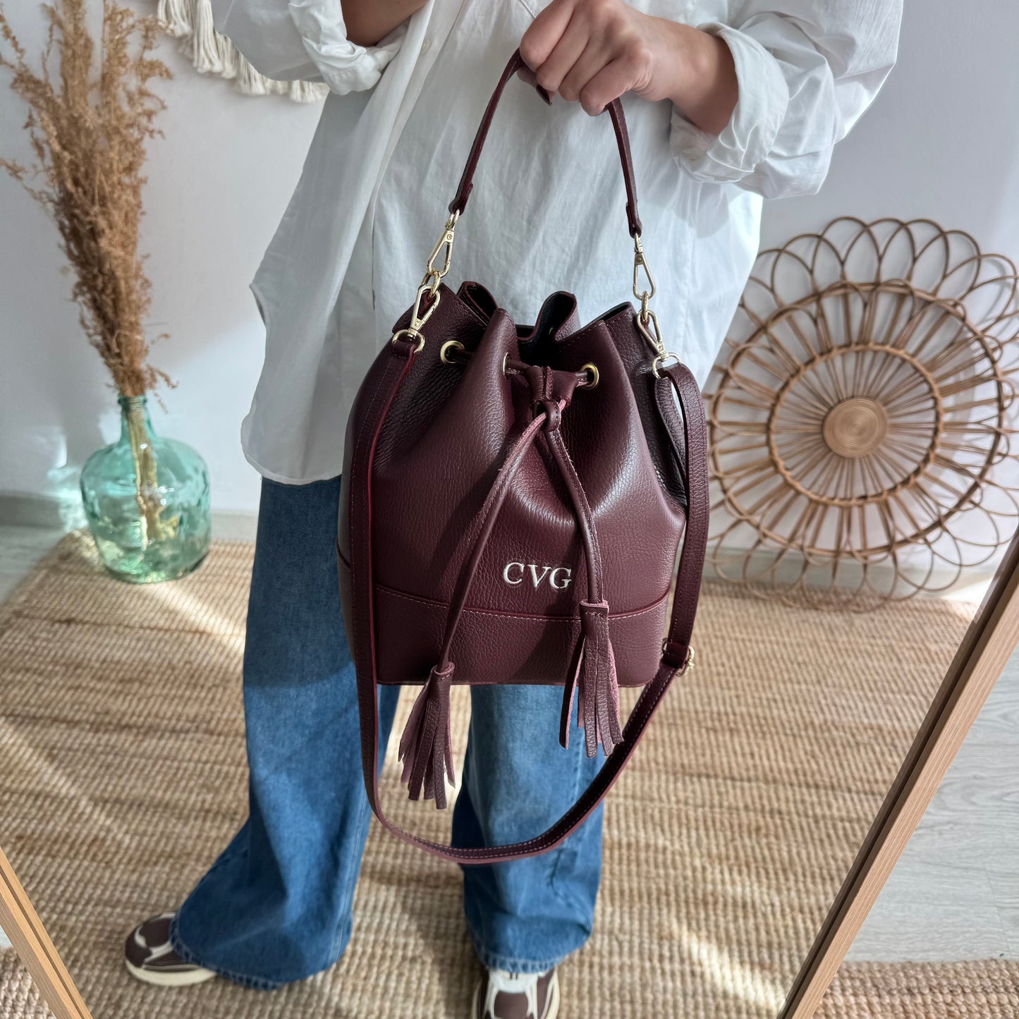 Bolso bucket piel granate grande pompón iniciales bordadas