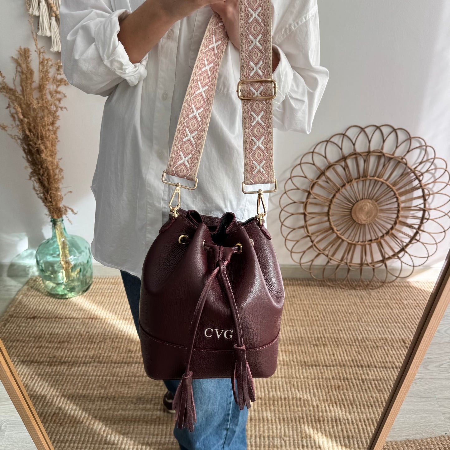 Bolso bucket piel granate grande pompón iniciales bordadas