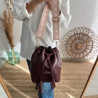 Bolso bucket piel granate grande pompón iniciales bordadas