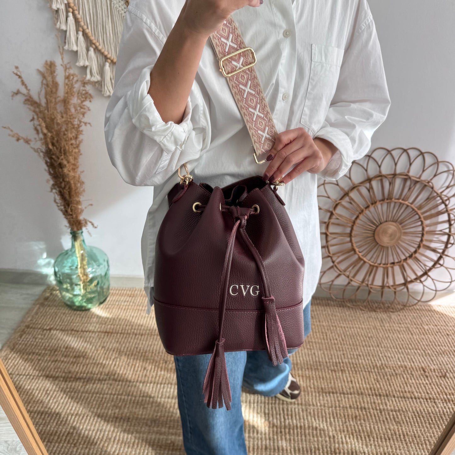 Bolso bucket piel granate grande pompón iniciales bordadas