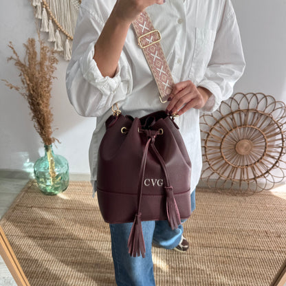 Bolso bucket piel granate grande pompón iniciales bordadas