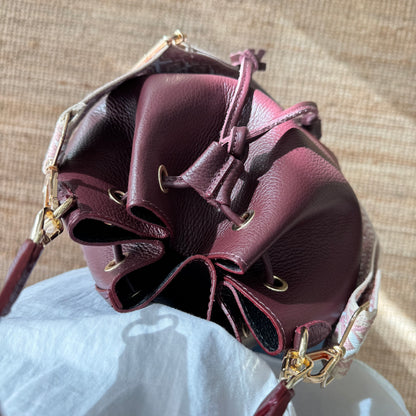 Bolso bucket piel granate grande pompón iniciales bordadas