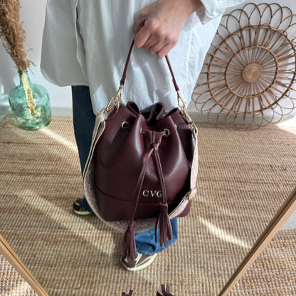 Bolso bucket piel granate grande pompón iniciales bordadas