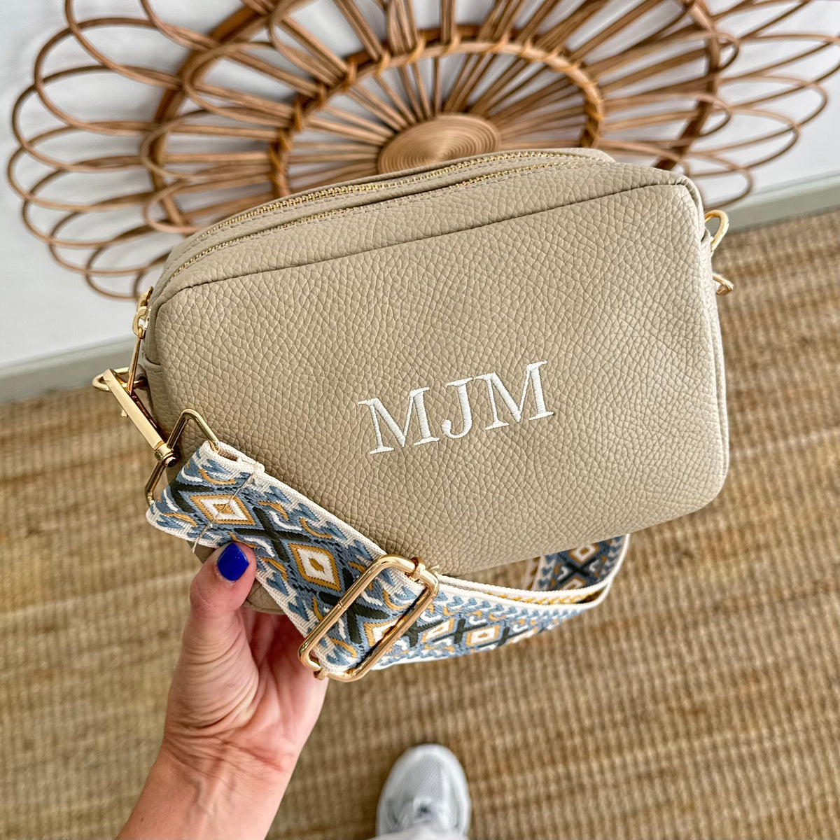 Bolso rectangular piel taupe personalizado iniciales bordadas