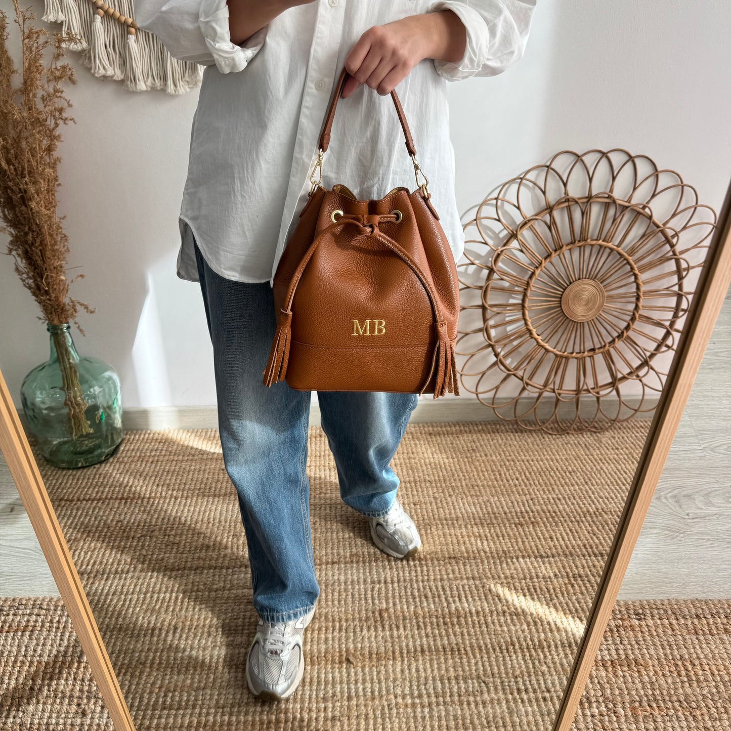 Bolso bucket piel camel grande pompón iniciales bordadas