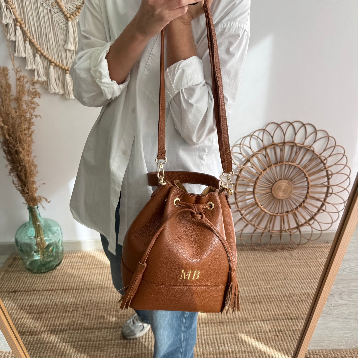 Bolso bucket piel camel grande pompón iniciales bordadas