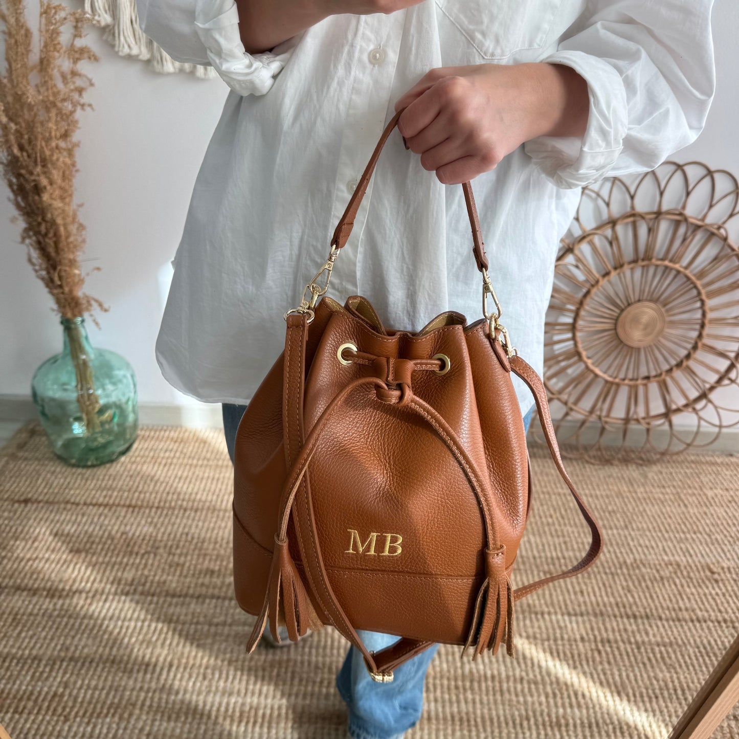 Bolso bucket piel camel grande pompón iniciales bordadas