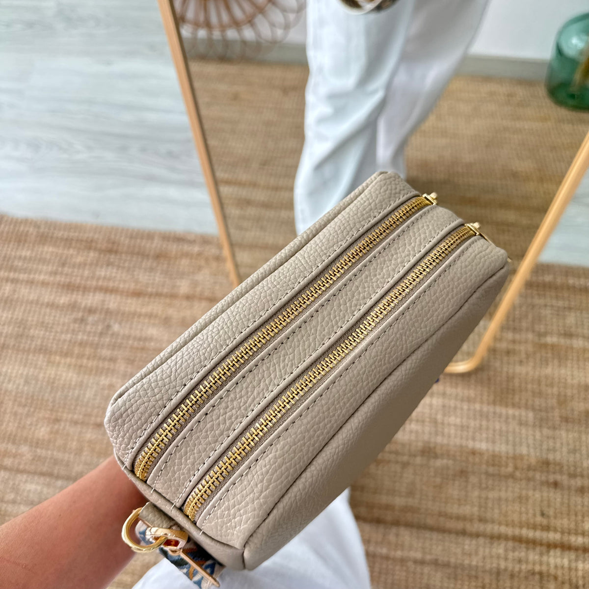 Bolso rectangular piel taupe personalizado iniciales bordadas