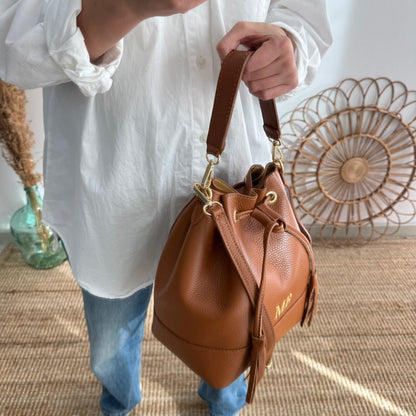 Bolso bucket piel camel grande pompón iniciales bordadas
