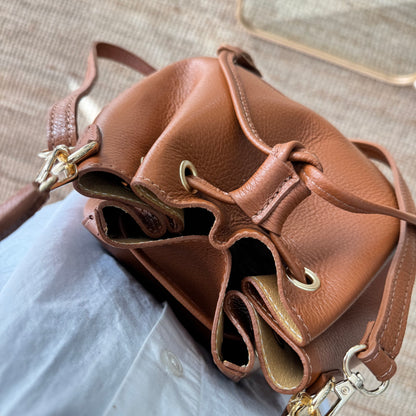 Bolso bucket piel camel grande pompón iniciales bordadas