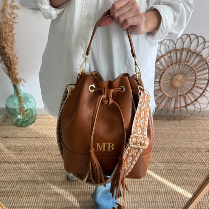 Bolso bucket piel camel grande pompón iniciales bordadas