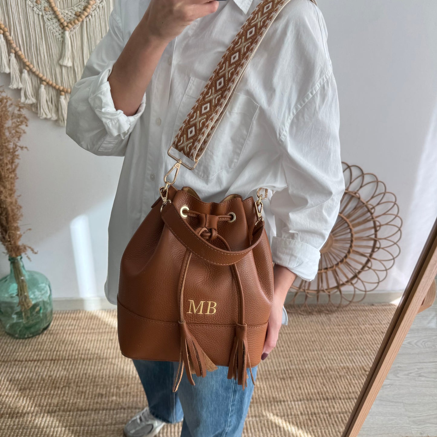 Bolso bucket piel camel grande pompón iniciales bordadas