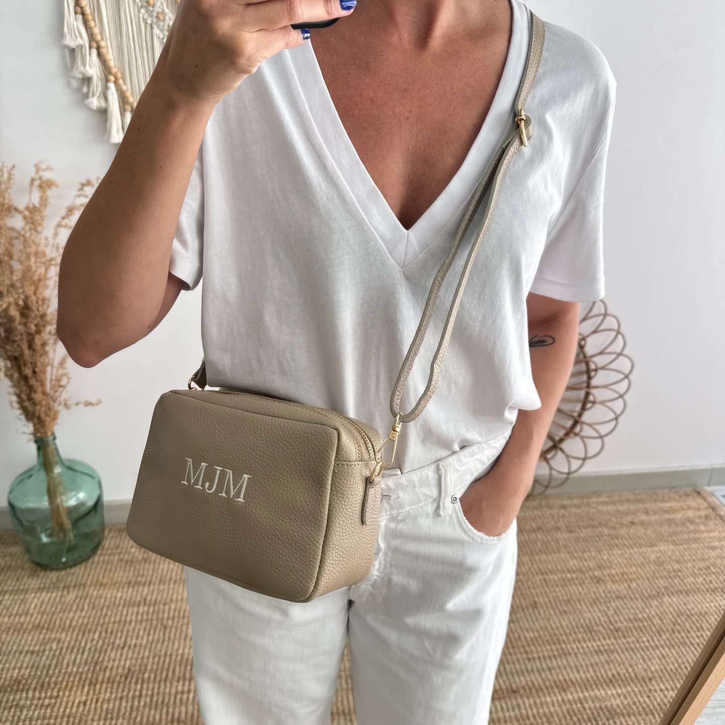 Bolso rectangular piel taupe personalizado iniciales bordadas