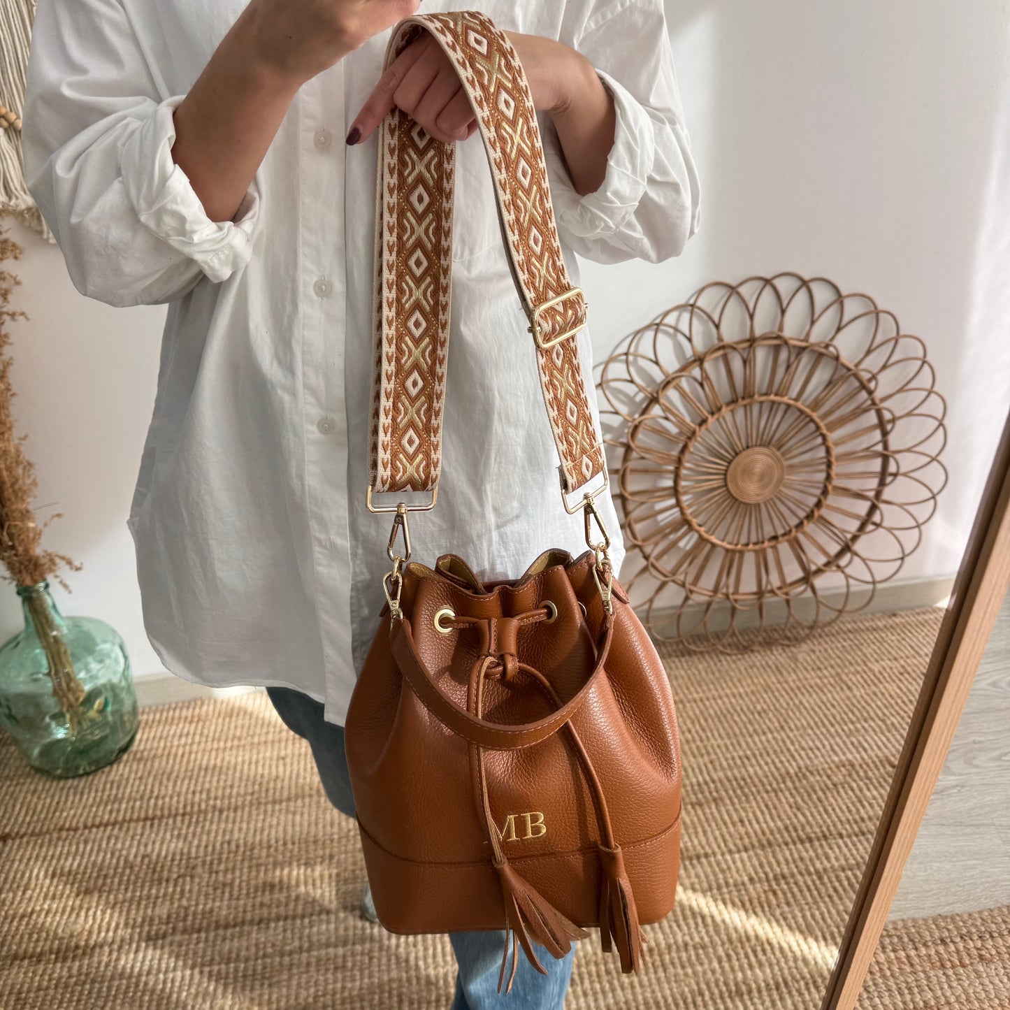 Bolso bucket piel camel grande pompón iniciales bordadas