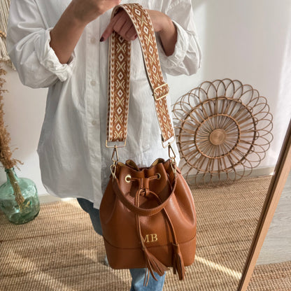 Bolso bucket piel camel grande pompón iniciales bordadas