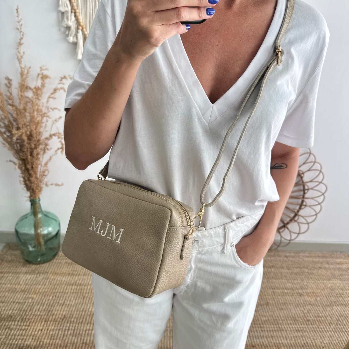 Bolso rectangular piel taupe personalizado iniciales bordadas