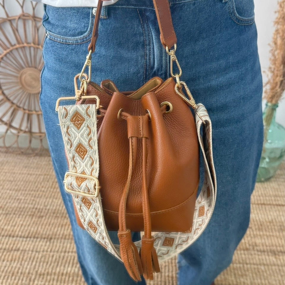 Bolso bucket piel camel pompón iniciales bordadas