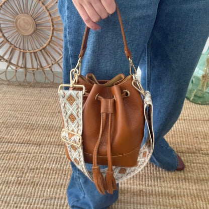 Bolso bucket piel camel pompón iniciales bordadas