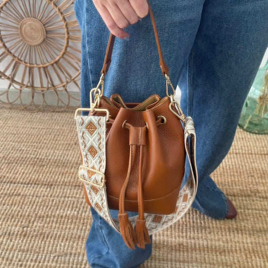 Bolso bucket piel camel pompón iniciales bordadas