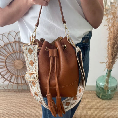 Bolso bucket piel camel pompón iniciales bordadas