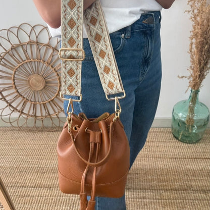 Bolso bucket piel camel pompón iniciales bordadas