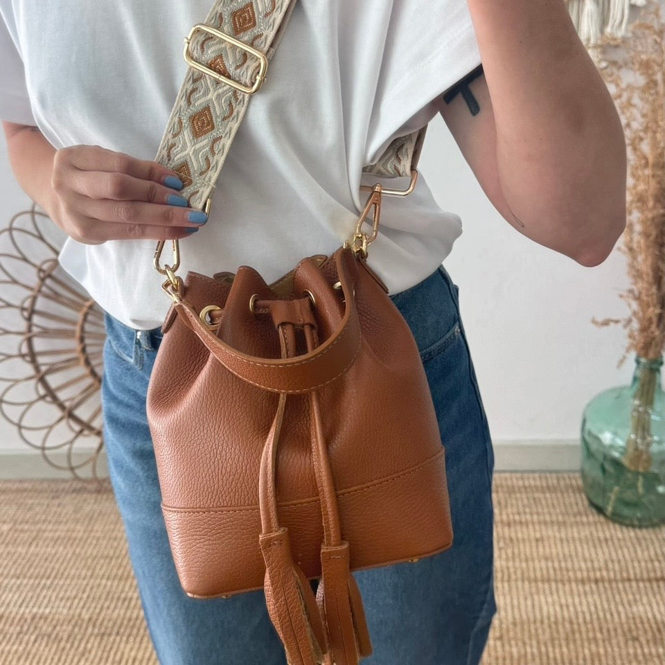 Bolso bucket piel camel pompón iniciales bordadas