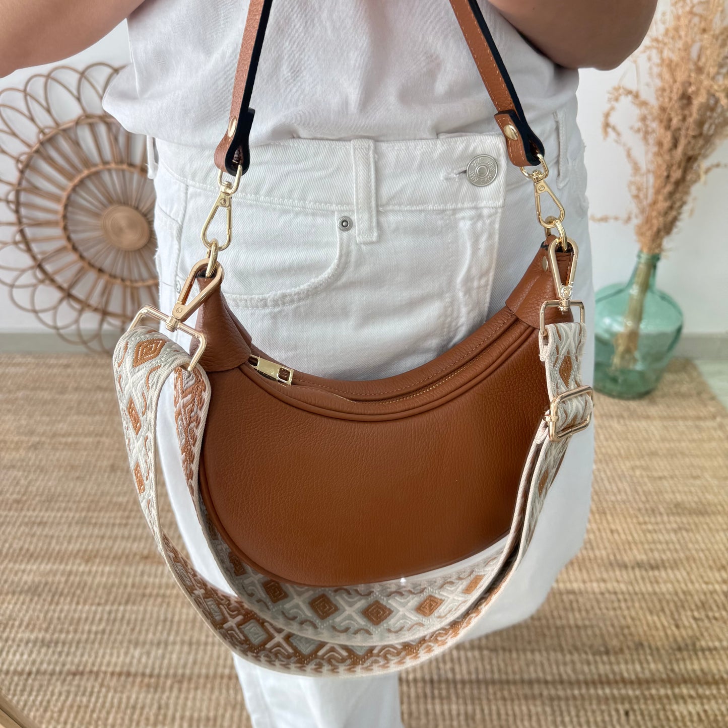 Bolso media luna piel camel iniciales bordadas