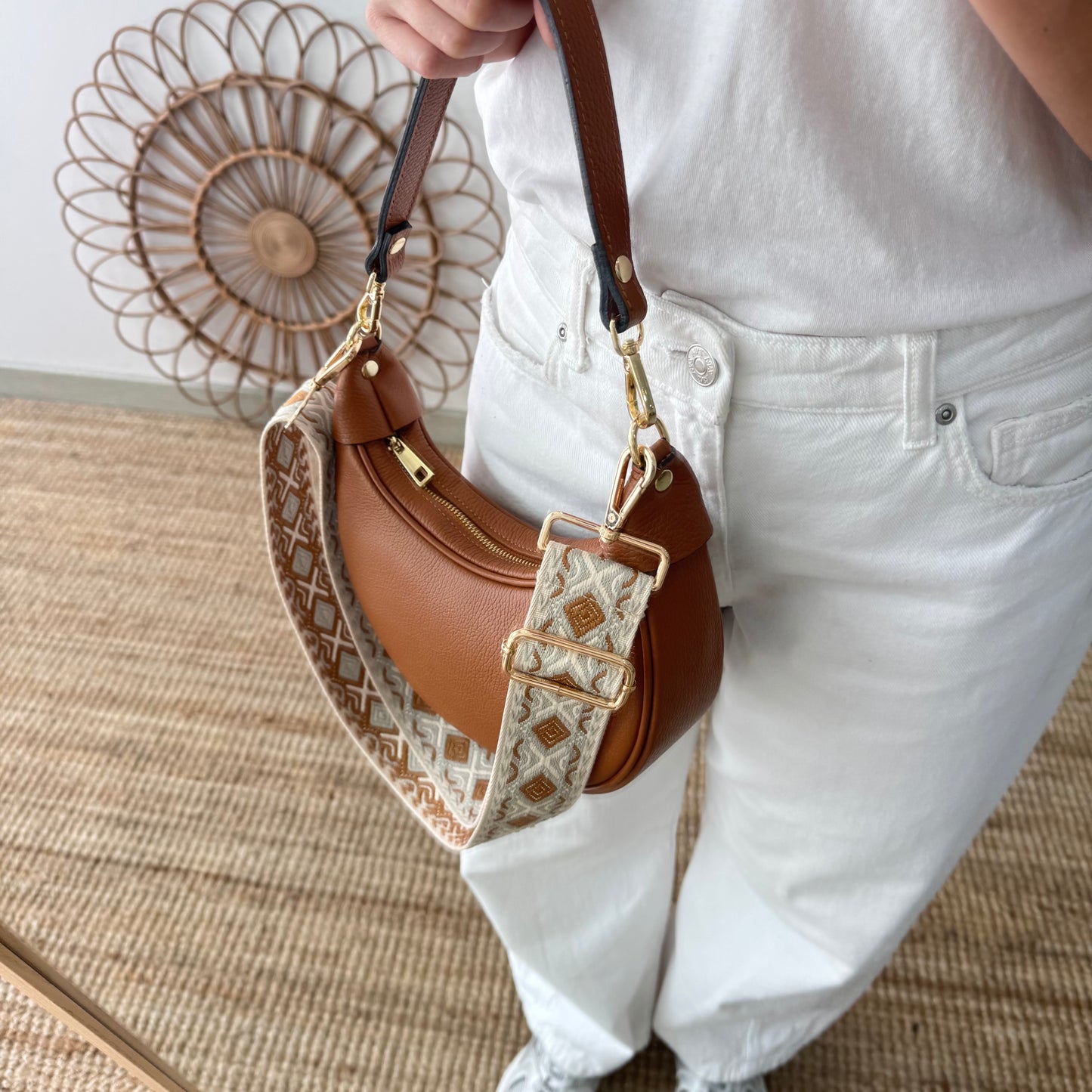 Bolso media luna piel camel iniciales bordadas