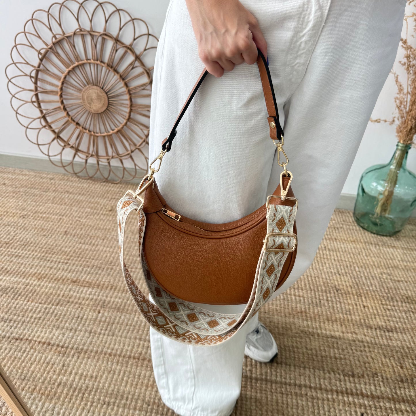 Bolso media luna piel camel iniciales bordadas