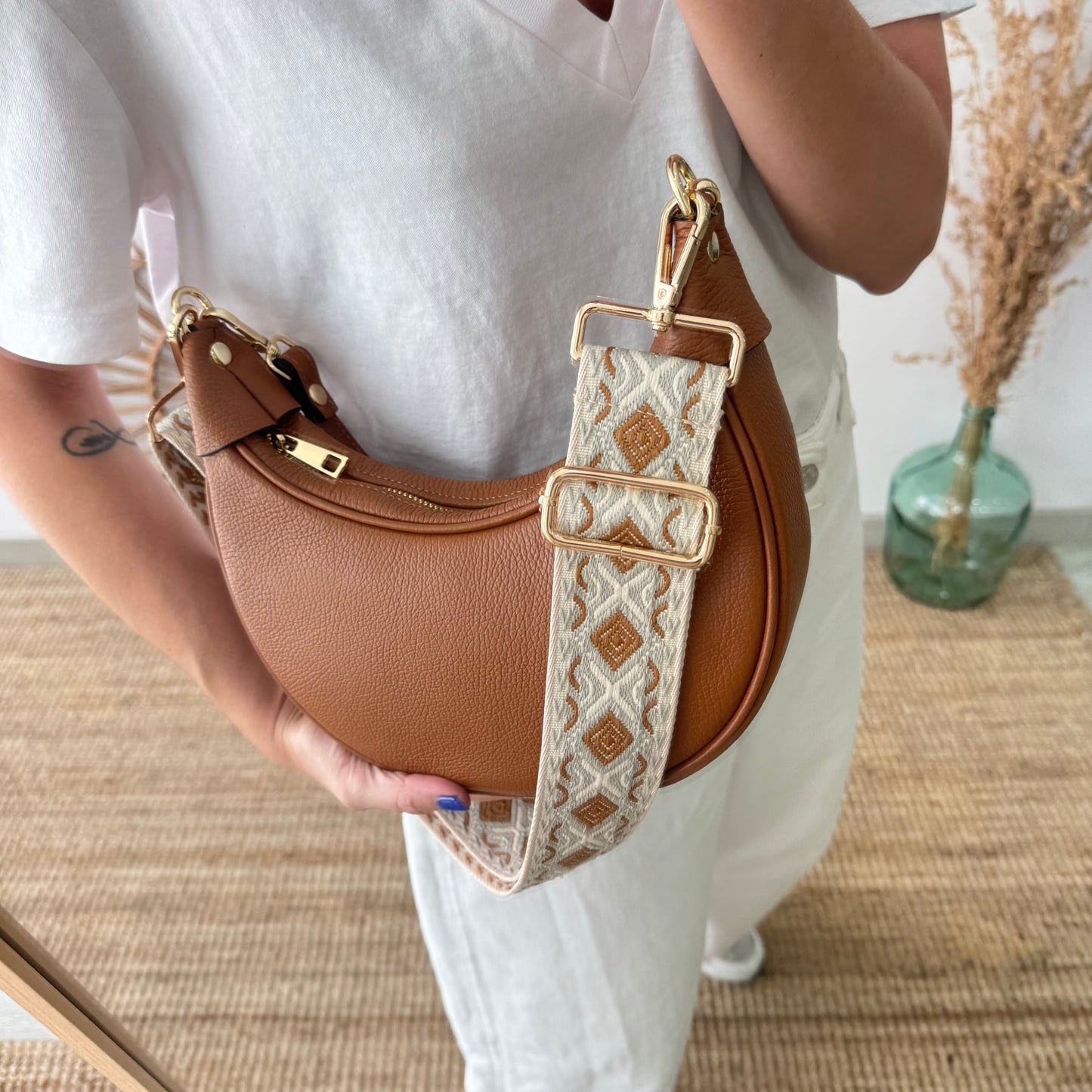 Bolso media luna piel camel iniciales bordadas