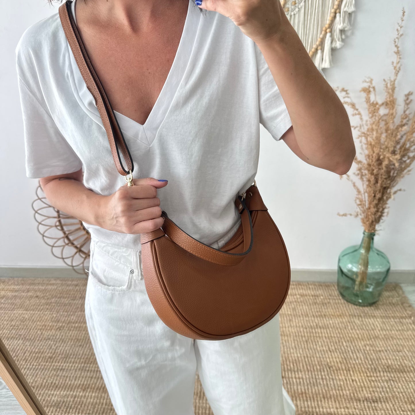 Bolso media luna piel camel iniciales bordadas